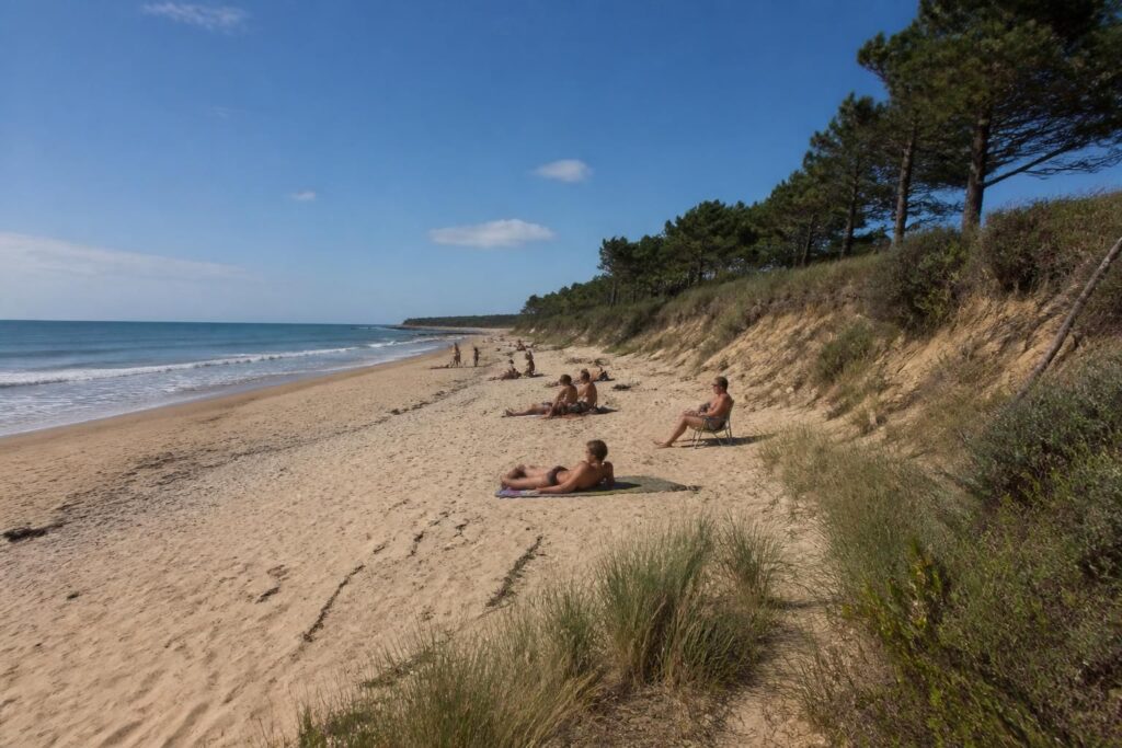 découvrez les plages naturistes de l'île d’oléron, un lieu idéal pour profiter d'un cadre sauvage et convivial entre nature préservée et ambiance détendue.