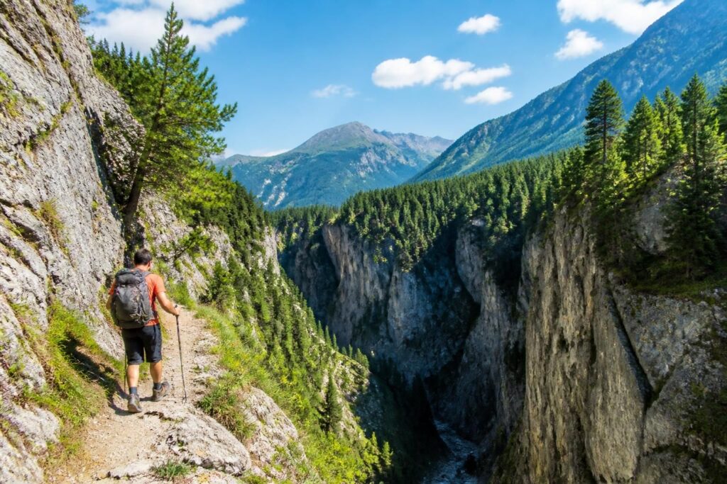 découvrez le swiss canyon trail, un itinéraire de randonnée sportive en suisse. profitez de conseils pratiques pour explorer ce parcours unique alliant paysages spectaculaires et défis sportifs.