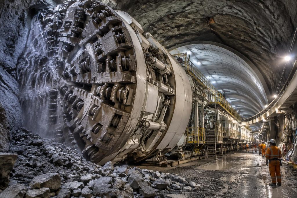 découvrez le fonctionnement d’un tunnelier, ses composants et son utilisation dans les grands travaux d’infrastructure pour creuser tunnels et galeries.