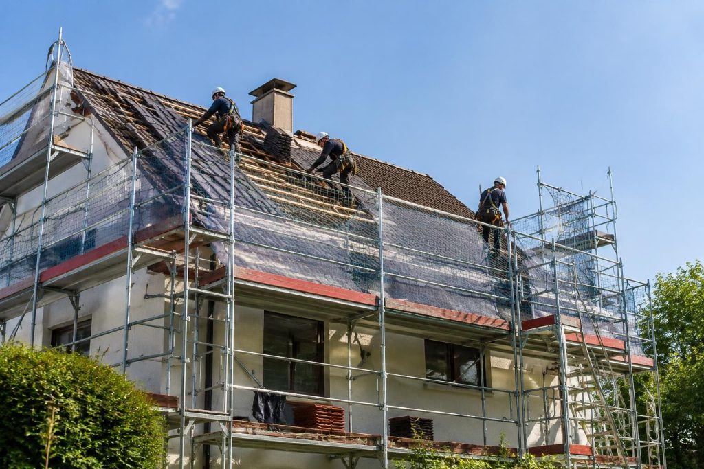 découvrez nos conseils pour choisir et installer un échafaudage de toiture adapté, afin de sécuriser le chantier et de travailler efficacement.